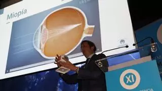 "El límite actual es el nervio óptico; es imposible trasplantarlo, como el cerebro", asegura el oftalmólogo Luis Fernández-Vega en la clausura de la XI Semana de la Ciencia