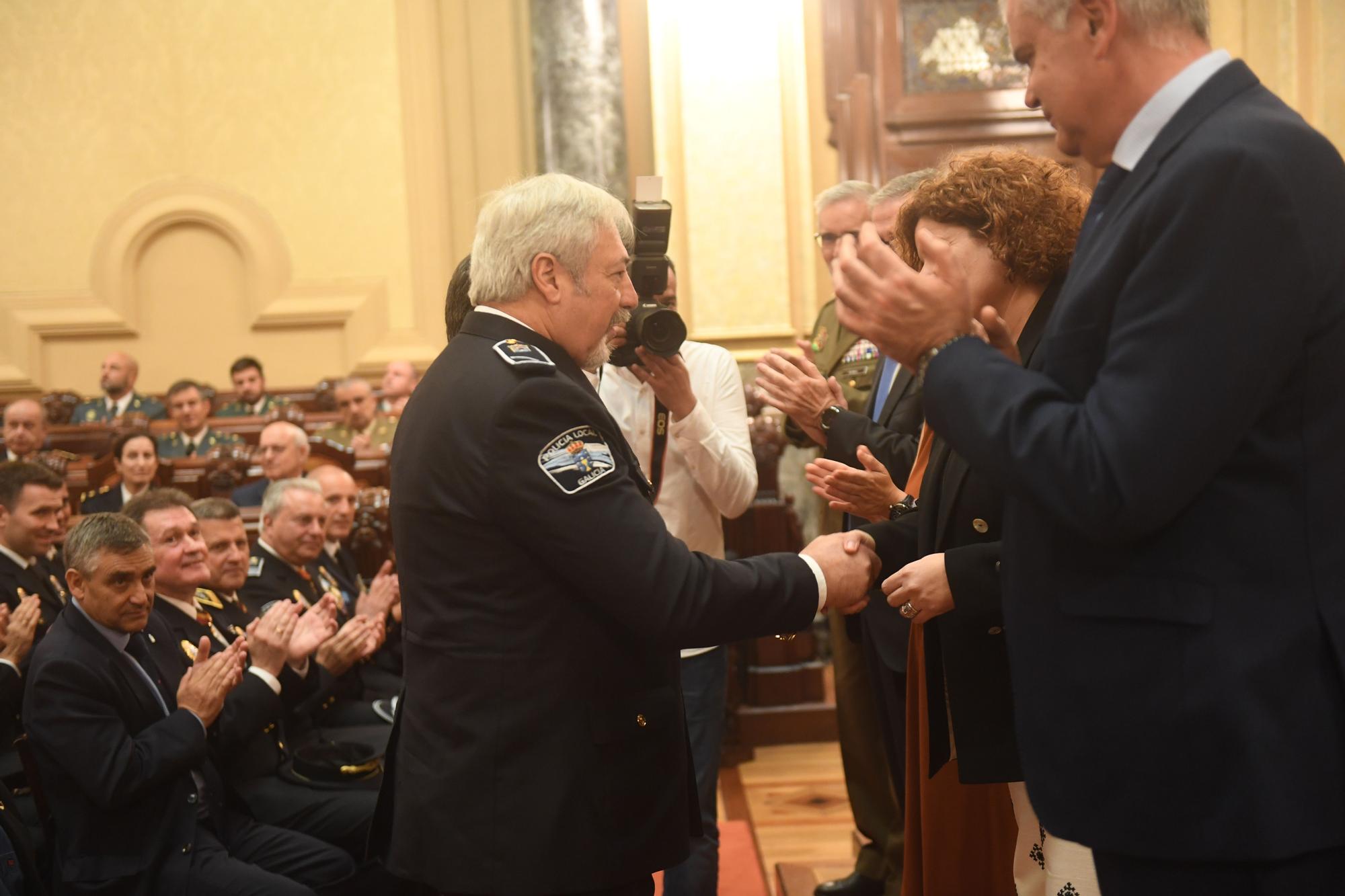 Homenaje a los policías locales de A Coruña que llevan 20 años en el cuerpo