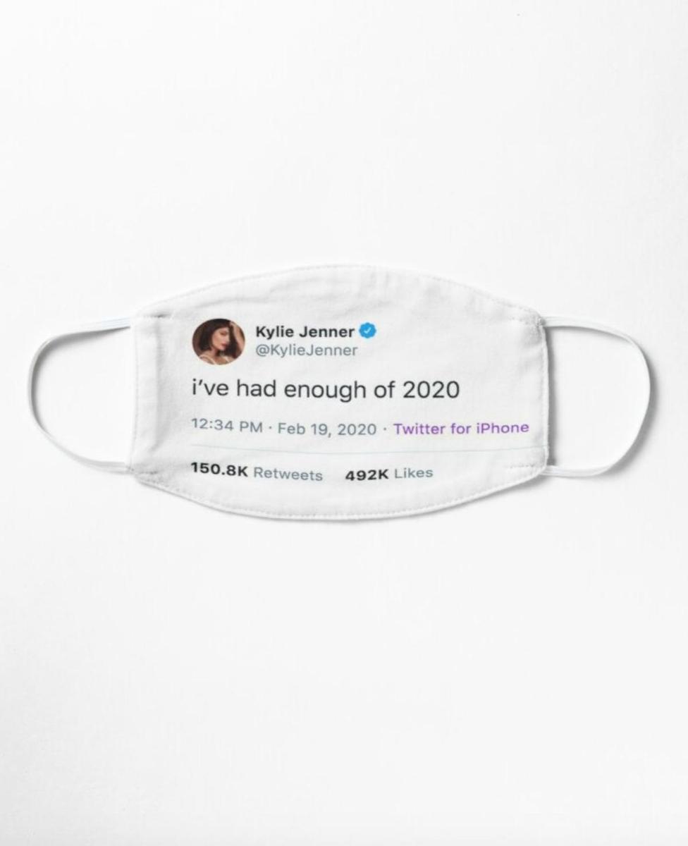 Mascarilla con tuit de Kylie Jenner... Basta ya, 2020