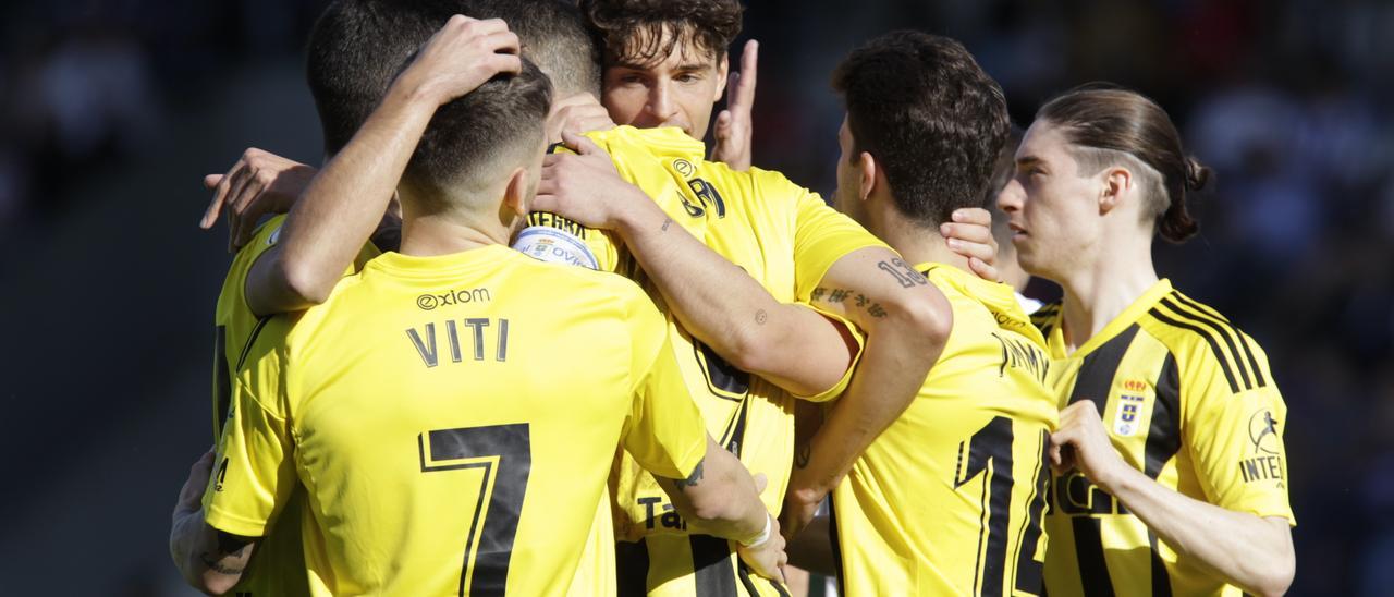 Los jugadores del Oviedo celebran uno de sus goles ante la Gimnástica de Torrelavega