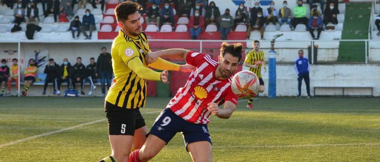 Manu Vilán en una acción de un partido de esta temporada en el campo de O Morrazo. | // GONZALO NÚÑEZ