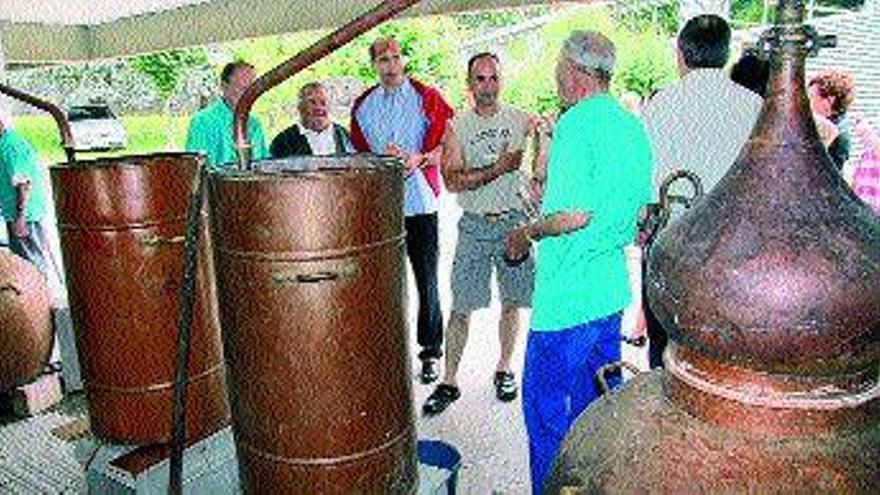 Destilación del aguardiente durante la fiesta. / junior