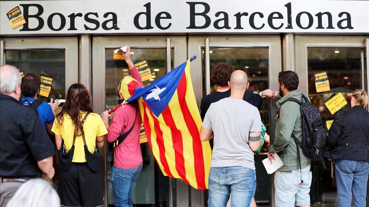 Miembros de los CDR frente a la Bolsa de Barcelona.