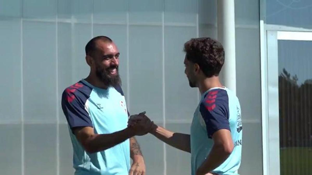 Borja y Javi Rueda se saludan a la llegada del compostelano a Afouteza.