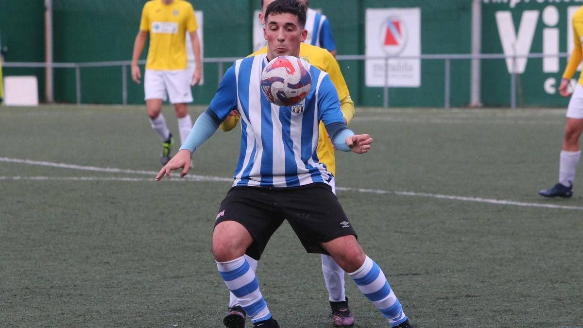 Un jugador del Bahía controla un balón en el duelo de ayer.