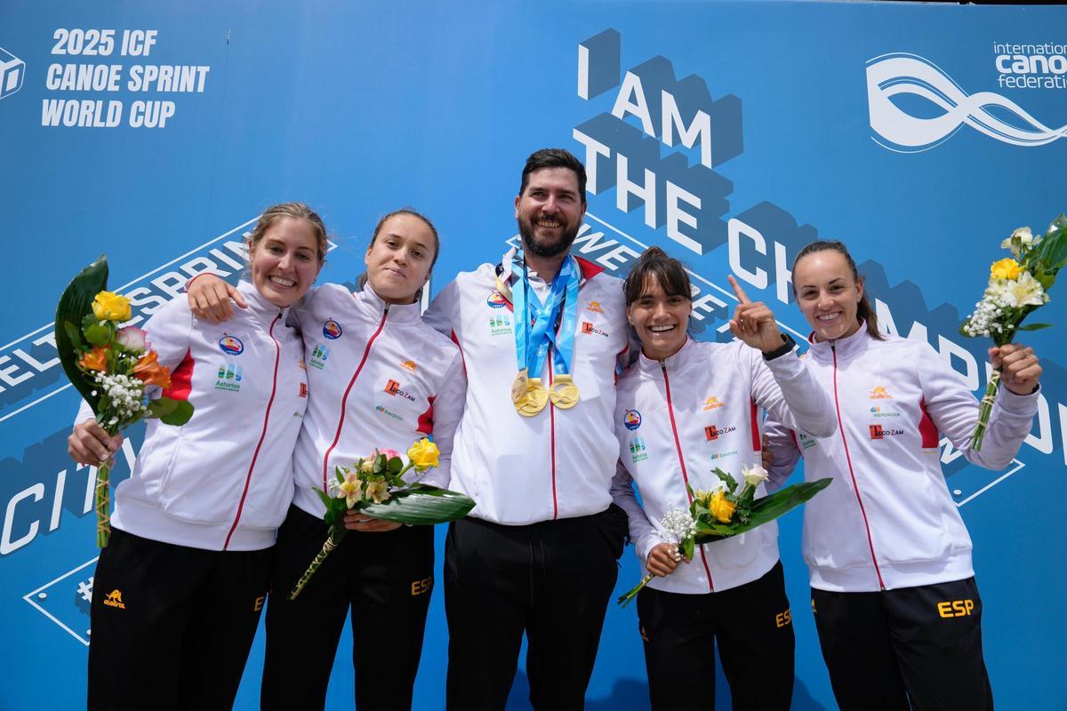 Partdo, a la derecha, con el seleccionador, tras la entrega de medallas.