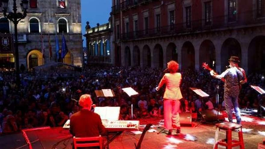 Los protagonistas de la &quot;Noche Sabinera&quot;, en la plaza Mayor de Gijón.
