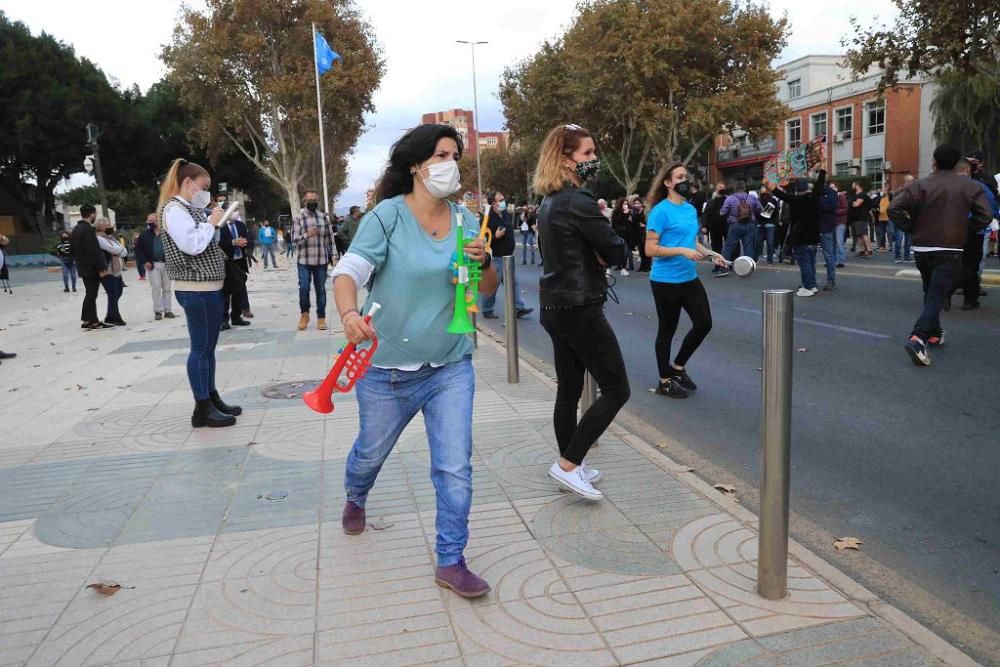 Hosteleros protestan en Cartagena por el cierre de los bares