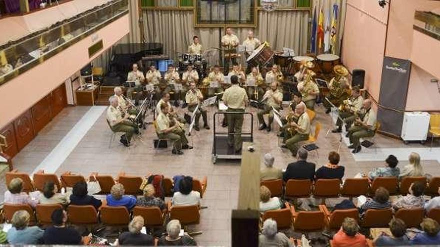 Concierto de la Banda militar en el Sporting Club.