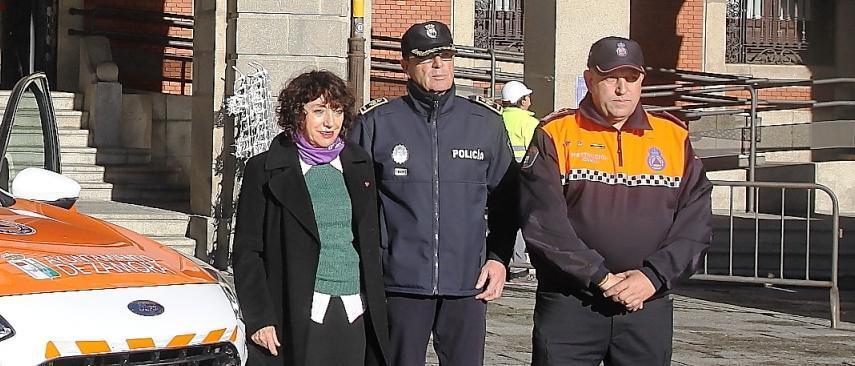 La concejala de Participación Ciudadana con el jefe de La Agrupación Local de Protección Civil y el jefe de la Policía Municipal.