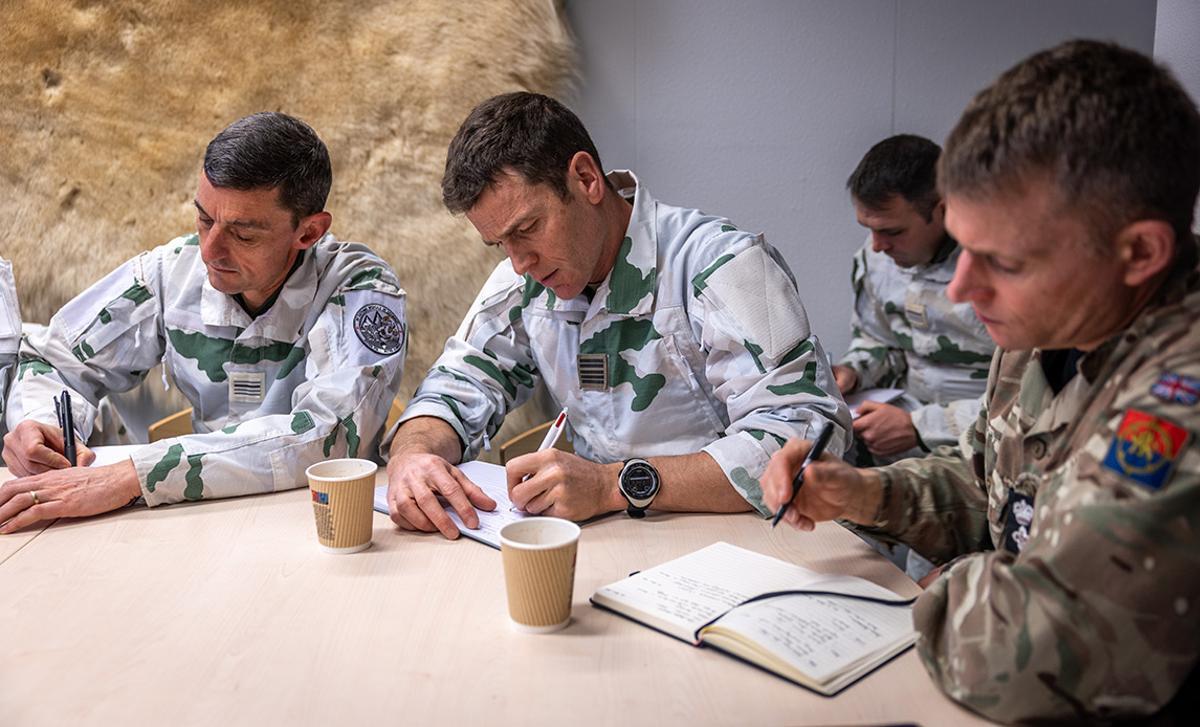 Un oficial británico, en primer plano, con militares franceses en el cuartel del Comando Ártico danés en Nuuk, Groenlandia.