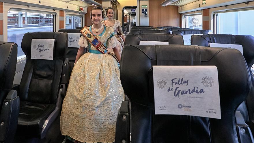 Gandia promociona sus Fallas entre los viajeros del AVE Madrid-València