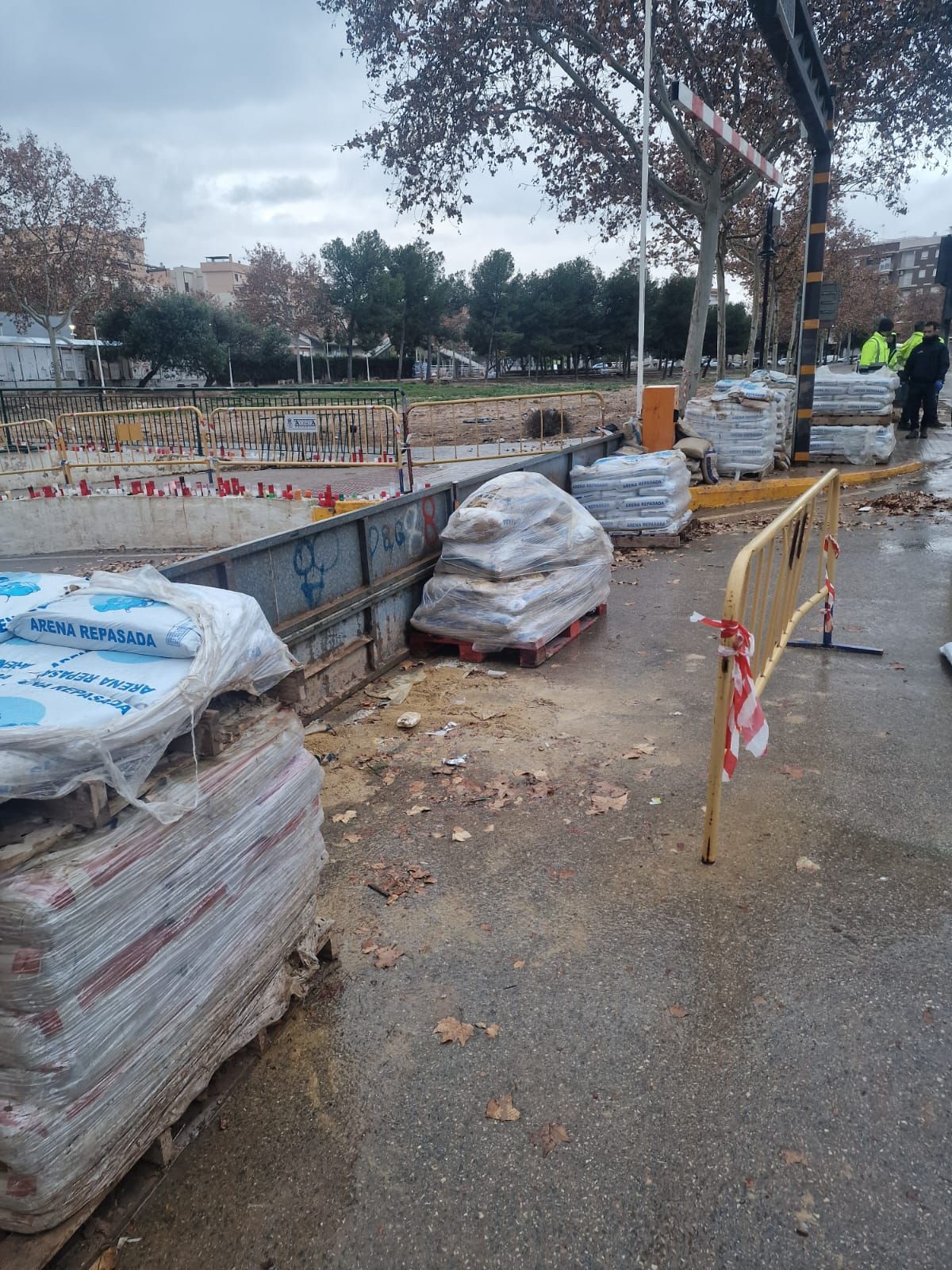 Diques de arena junto al barranco de la Saleta como prevención por la lluvia
