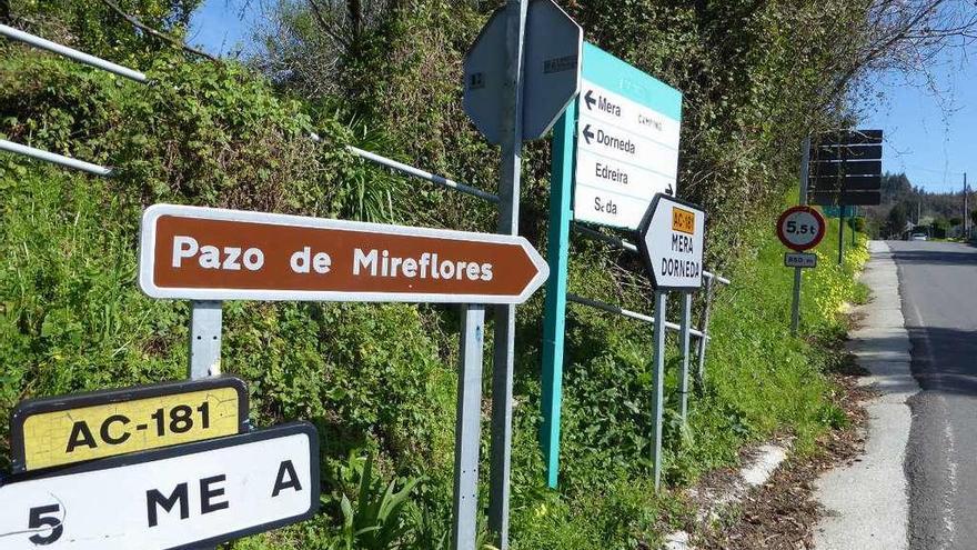 Un cartel que indica el &#039;pazo de Mireflores&#039;