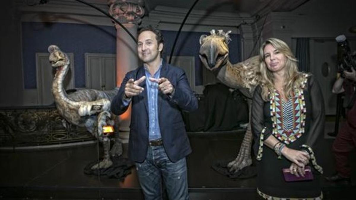 Iker Jiménez y su mujer, Carmen Porter, durante la presentación de 'Cuarto Milenio, la exposición', ayer en el Teatre Coliseum de Barcelona.