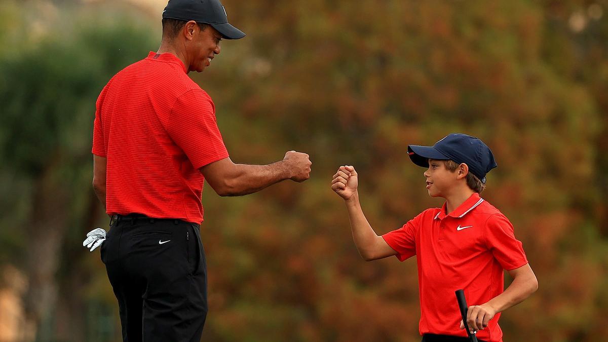 Woods felicita a su hijo Charlie, que cada día mejora su juego