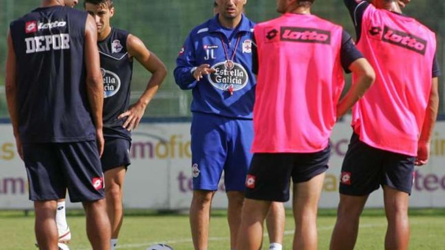 José Luis Oltra se dirige a sus futbolistas sobre el césped de Abegondo. / 13 fotos