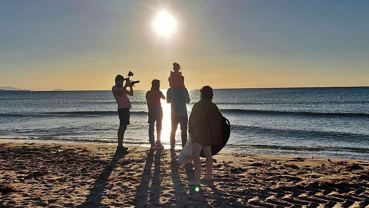 Un instante del rodaje en las playas del litoral ilicitano del documental Vengo de las olas. | INFORMACIÓN