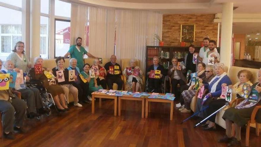 Mayores de Geriatros Coruña con sus fundas cosidas.