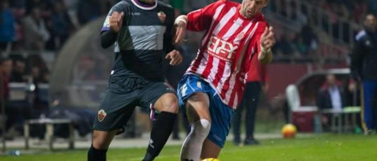 Sergio León lucha por un balón con un jugador del Girona, durante el partido del pasado sábado.