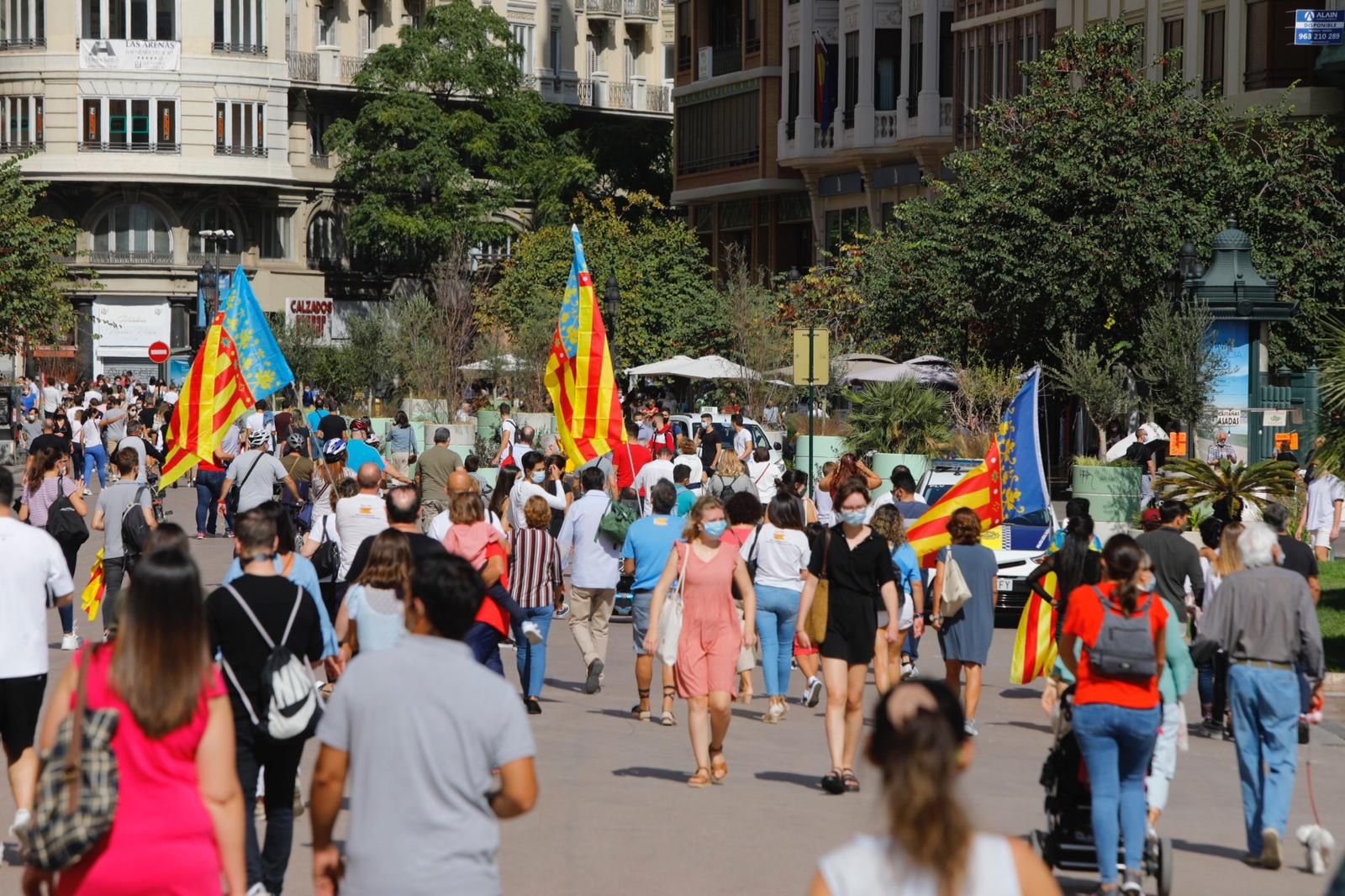 Adelantan la mascletà del 9 d'Octubre ante la aglomeración de gente en la plaza del Ayuntamiento