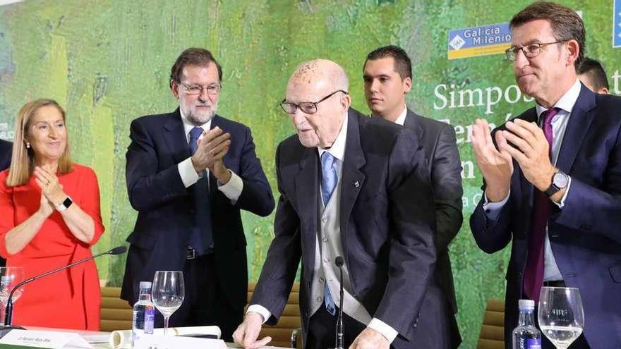 Méndez de Vigo, Ana Pastor, Rajoy y Feijóo aplauden a Albor en su homenaje, ayer, en la Cidade da Cultura, en Santiago.