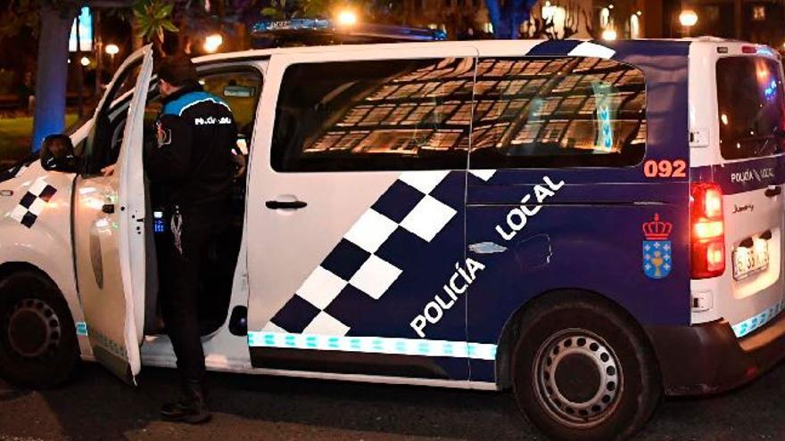 Un vehículo de Atestados de la Policía Local de A Coruña.