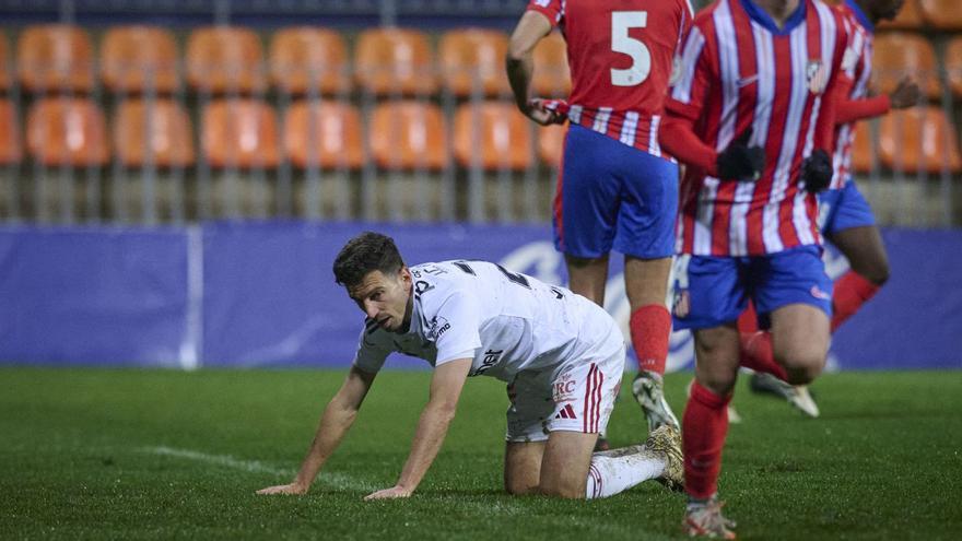 Juan Carlos Real se lamenta en el suelo durante el duelo del viernes ante el Atlético de Madrid B.
