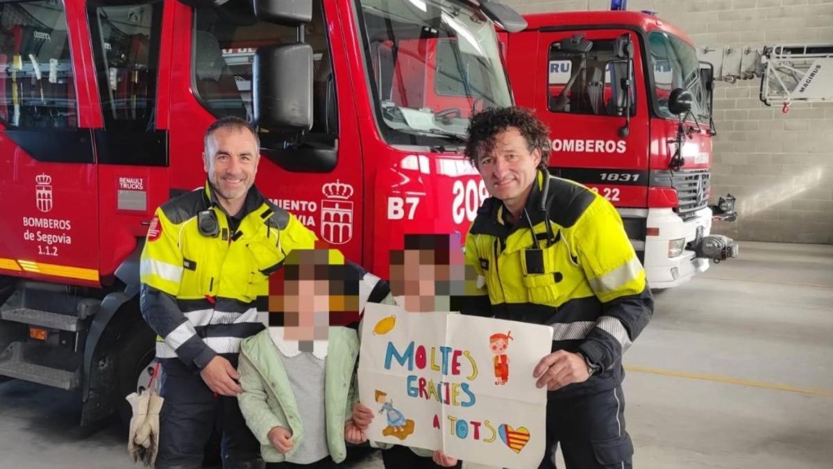 Bomberos del parque de Segovia con los hijos de la familia de Paiporta.