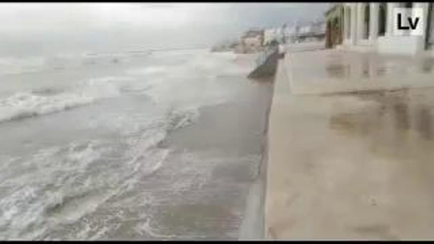 El temporal golpea las casas de primera línea de les Marines de Dénia