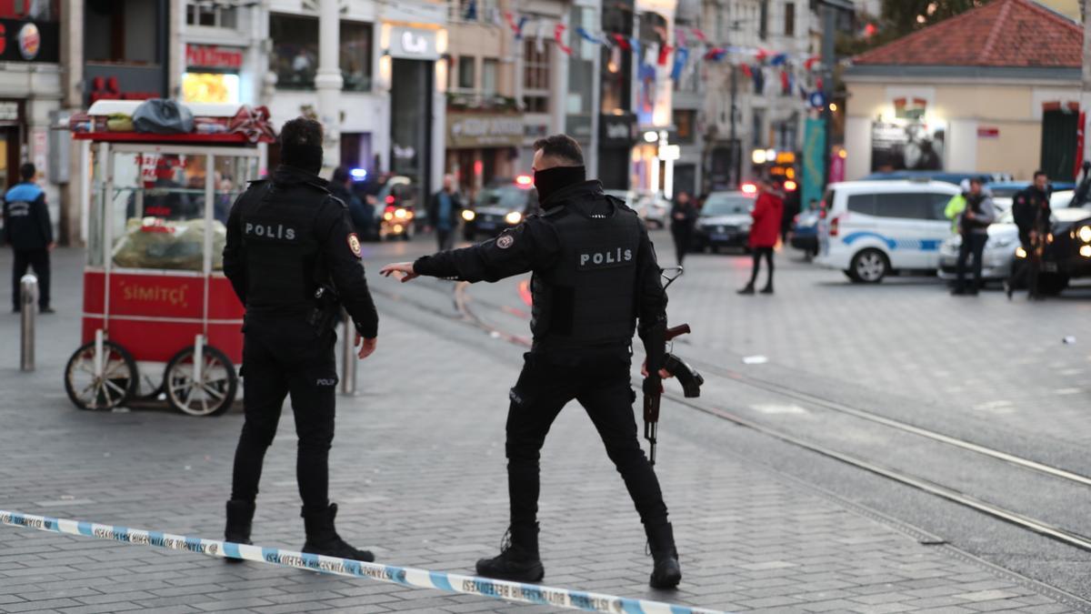 Agents de la policia a l&#039;avinguda Istiklal (Istanbul)