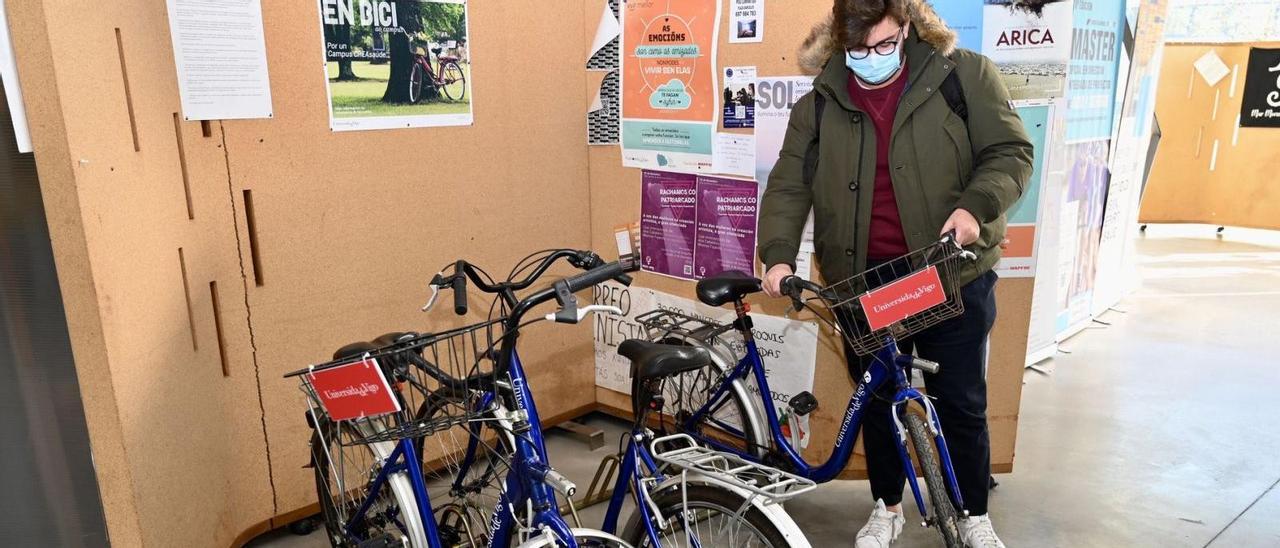 Un alumno de la Universidade de Vigo cogiendo una de las bicicletas del servicio de préstamo ayer.   | // RAFA VÁZQUEZ