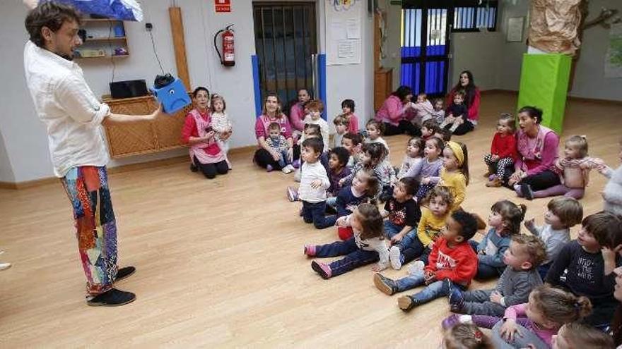 Carlos Alba, ayer, con los alumnos de la escuela de La Toba.