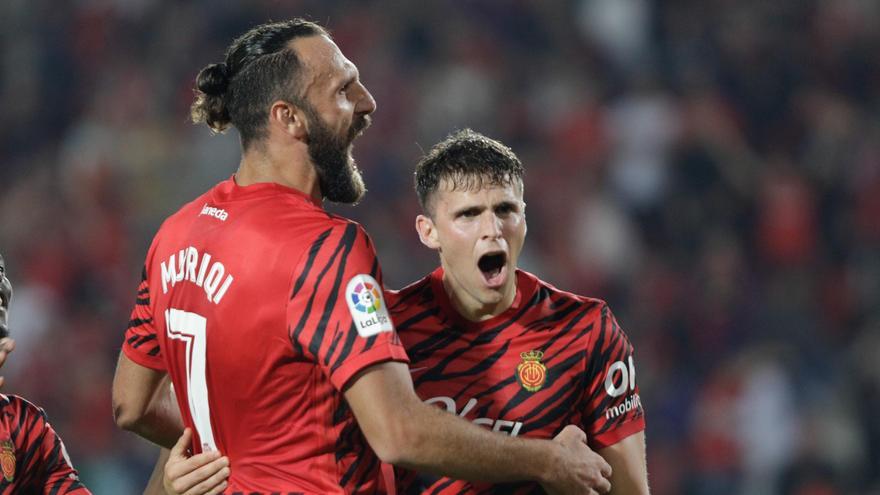 Gio celebra con Muriqi y Baba el gol del kosovar ante el Espanyol.