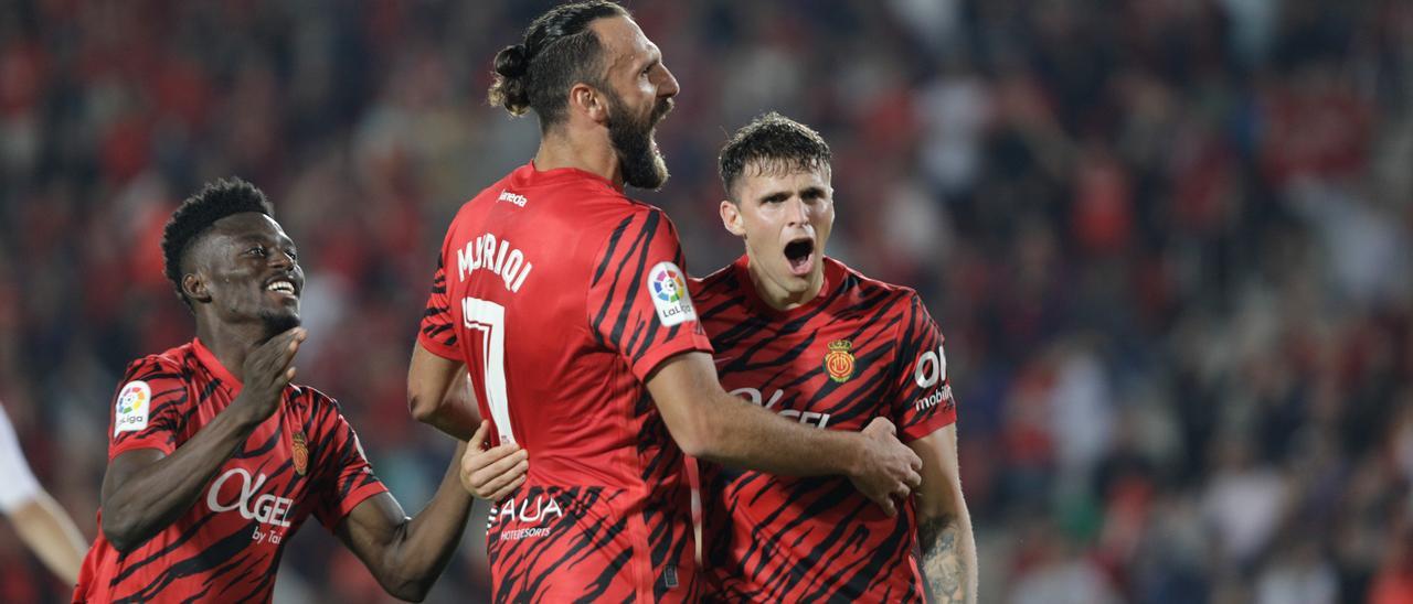 Gio celebra con Muriqi y Baba el gol del kosovar ante el Espanyol.