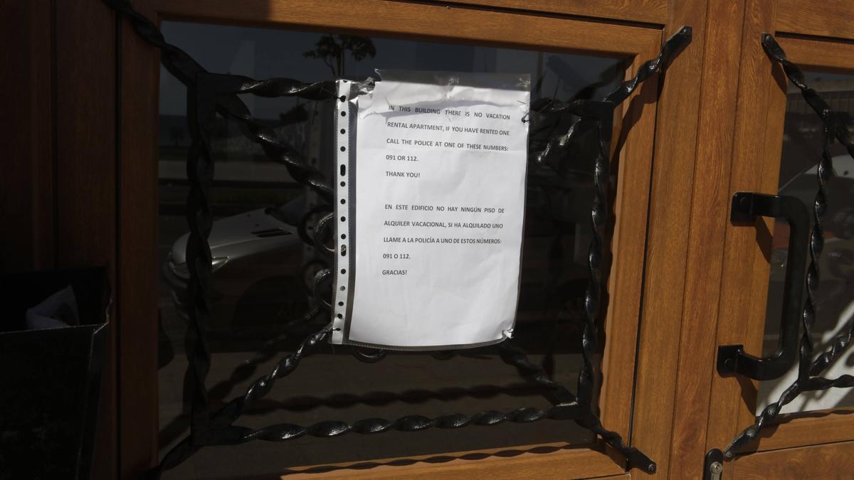 Diesen Zettel hat eine Bewohnerin des Hauses aufgehängt. Darauf stehen auch die Nummern der Polizei.