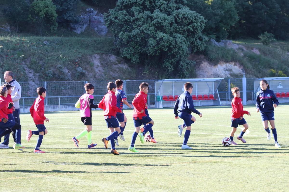 Niños participantes calientan antes del partido.