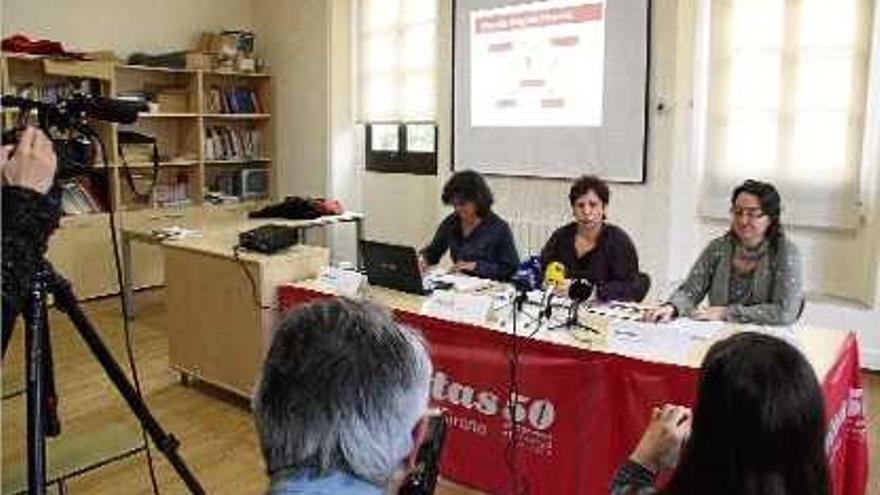 Imma Cullell, Anna Güell i Anna Font en la presentació de la memòria laboral del 2015 de Càritas Girona.