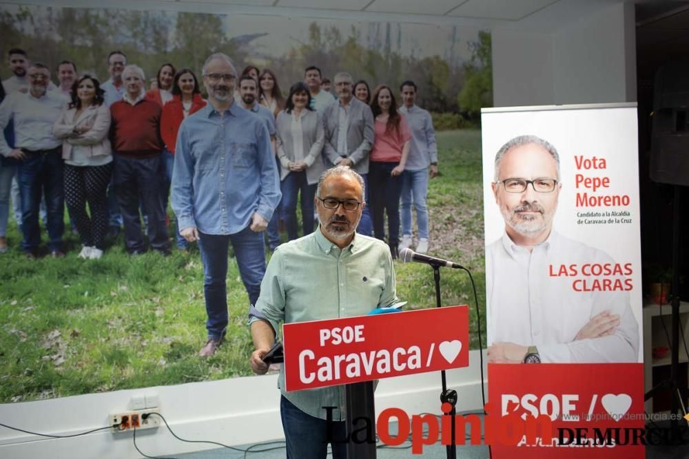 Pegada de carteles en Caravaca