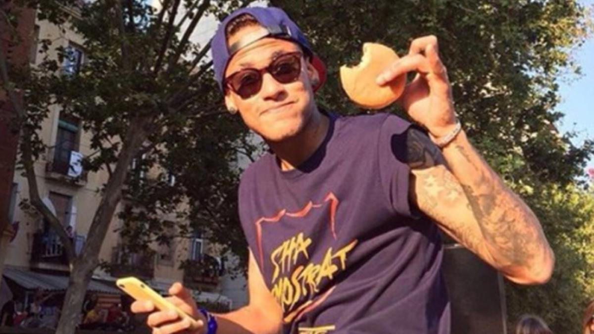 Neymar se comió una hamburguesa