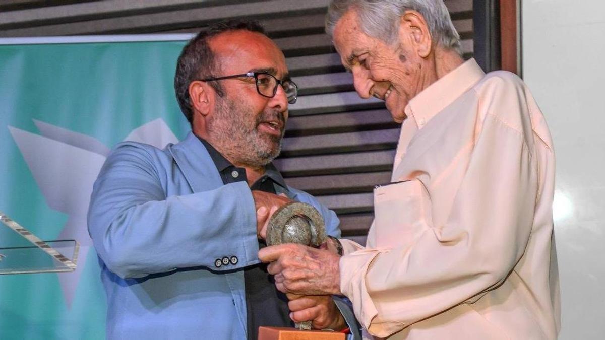 Baltar recibe el Premio de la APC de manos del presidente de la Diputación de Cáceres, Miguel Ángel Morales en 2024.