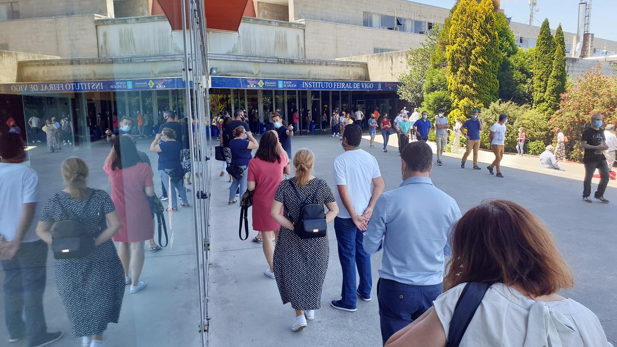 FARO vivió en primera persona una jornada de vacunación en el Instituto Ferial de Vigo.