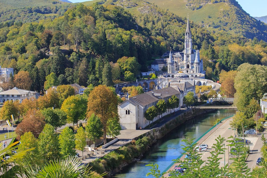 El santuario de Lourdes y el curso del río, integrados en un paisaje natural que define el carácter de la ciudad.