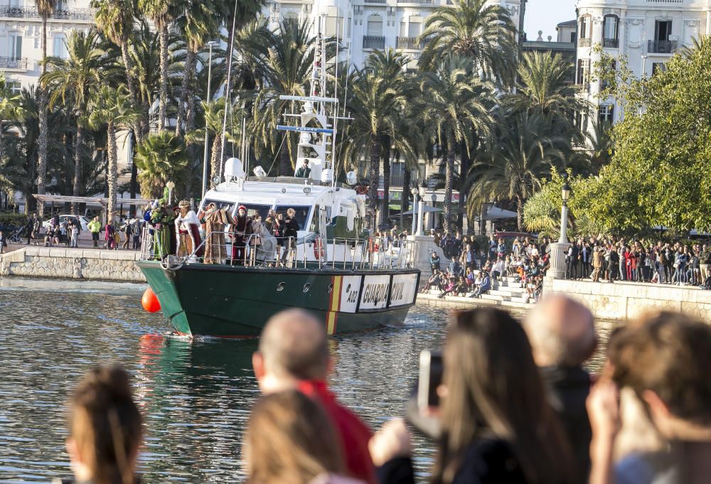 Los Reyes Magos llegan en barco y tocan tierra en las Escaleritas de la Reina.