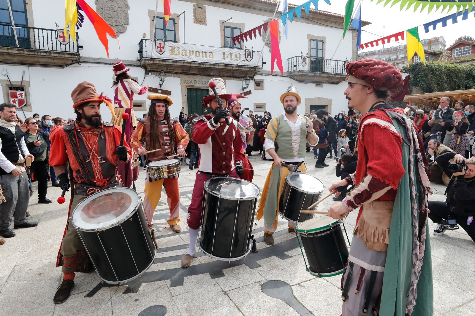 Así vive Baiona el regreso de la Arribada: justa de caballeros , esgrima y talleres de artesanía