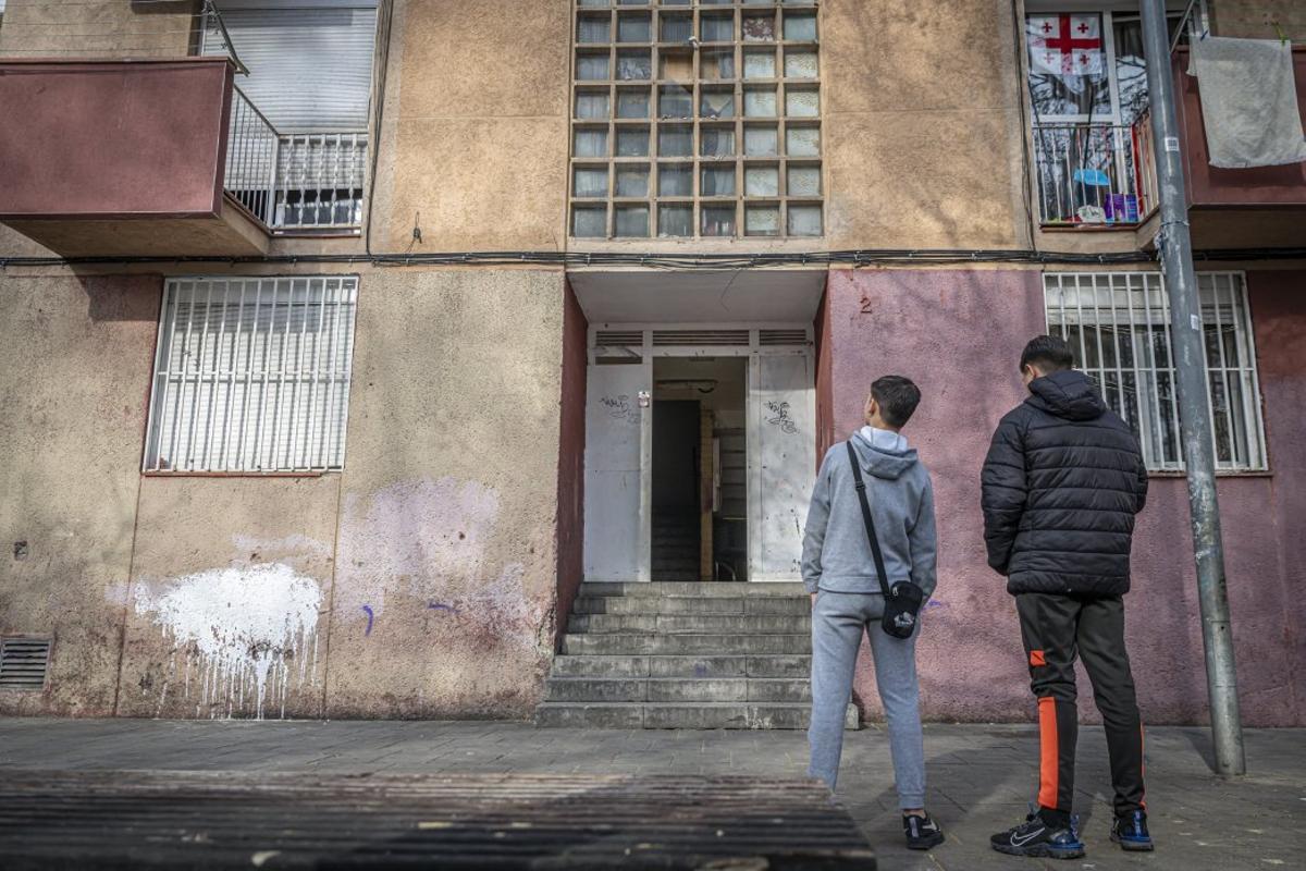 El portal del bloque situado en el número dos de la calle Alfons el Magnànim, en el barrio del Besòs i el Maresme, en Barcelona.