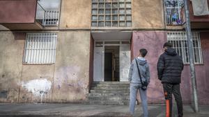 El portal del bloque situado en el número dos de la calle Alfons el Magnànim, en el barrio del Besòs i el Maresme, en Barcelona.
