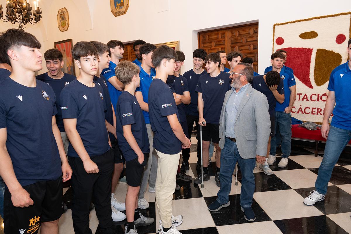 El presidente de la Diputación de Cáceres habla con los jugadores del Sagrado Corazón.