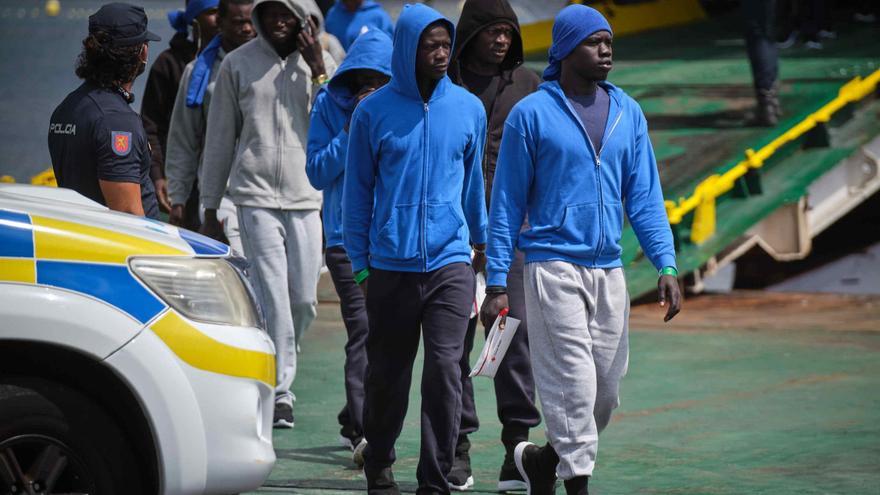 Llegada del ferry Armas con migrantes desde El Hierro