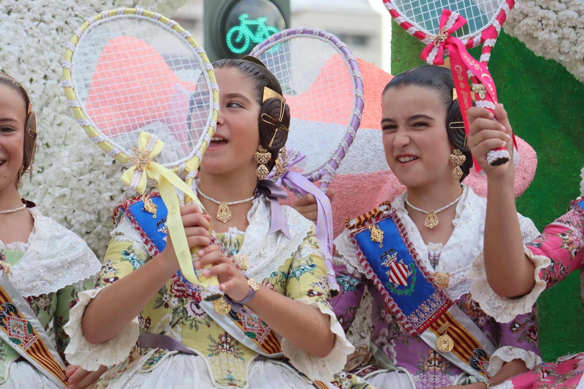Los ciclos falleros de 2023 y 2024 se unen en la Batalla de Flores